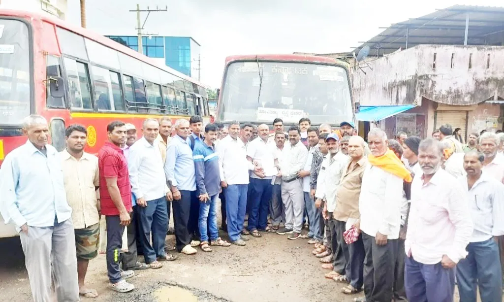 गर्लगुंजी शटल बससेवेसाठी रास्ता रोको Roadblock for Girlgunji shuttle bus service