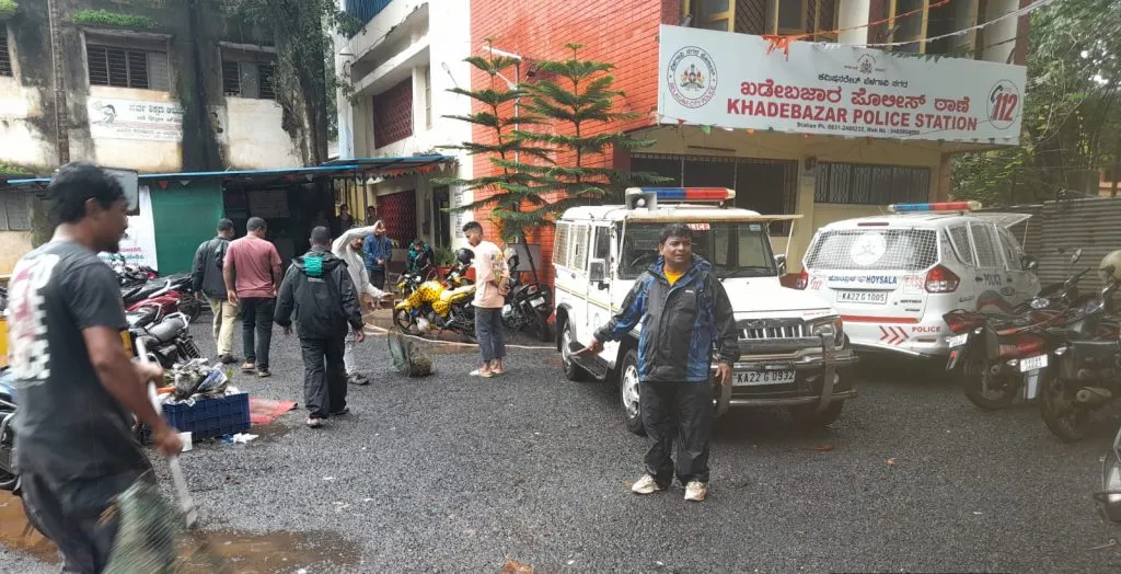 मनपाकडून भटक्या कुत्र्यांची धरपकड Stray dogs caught by the municipality