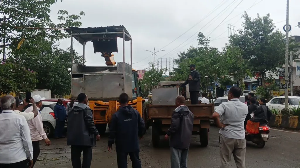 ‘सार्वजनिक बांधकाम’ ची अतिक्रमण हटाव मोहीम Encroachment removal drive by the Public Works Department
