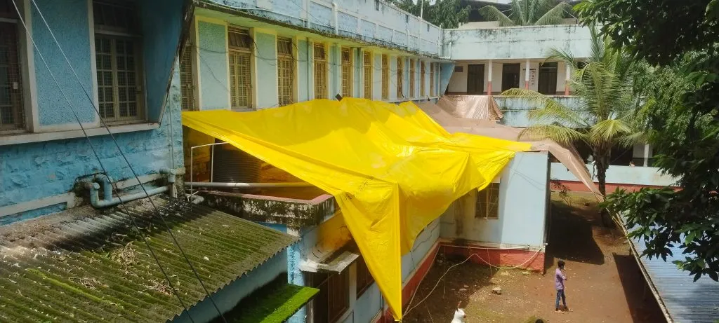 सिव्हील हॉस्पिटलमधील ओपीडीसमोरील विभागाला गळती Leak in the section in front of the OPD at the Civil Hospital