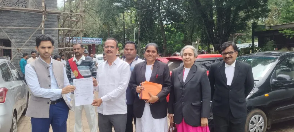 The court building with its historical tradition should not be demolished.