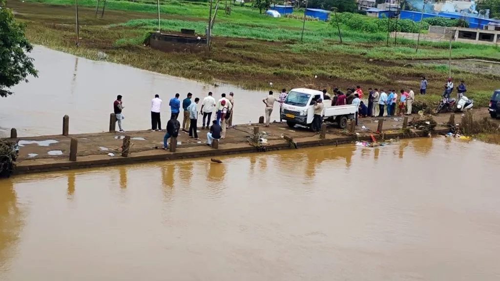 कंग्राळी खुर्दच्या रहिवाशाने घेतली मार्कंडेय नदीत उडी resident of Kangrali Khurd jumped into the Markandeya river.