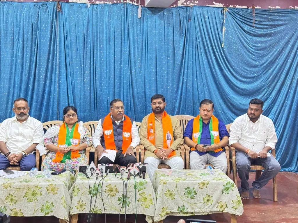 राज्यातील कायदा-सुव्यवस्था ढासळली Law and order in the state has deteriorated.