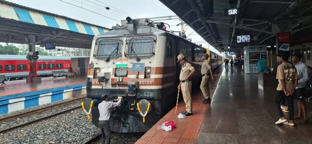बेळगाव-पंढरपूर रेल्वेला वारकऱ्यांचा प्रतिसाद Warkari people's response to Belgaum-Pandharpur railway