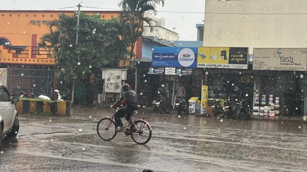 Citizens stranded due to rain on Sunday afternoon