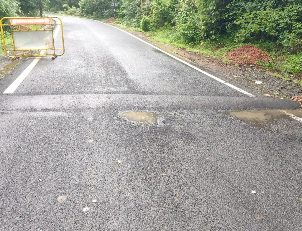 Traffic jam near Kankumbi Excise Department is dangerous