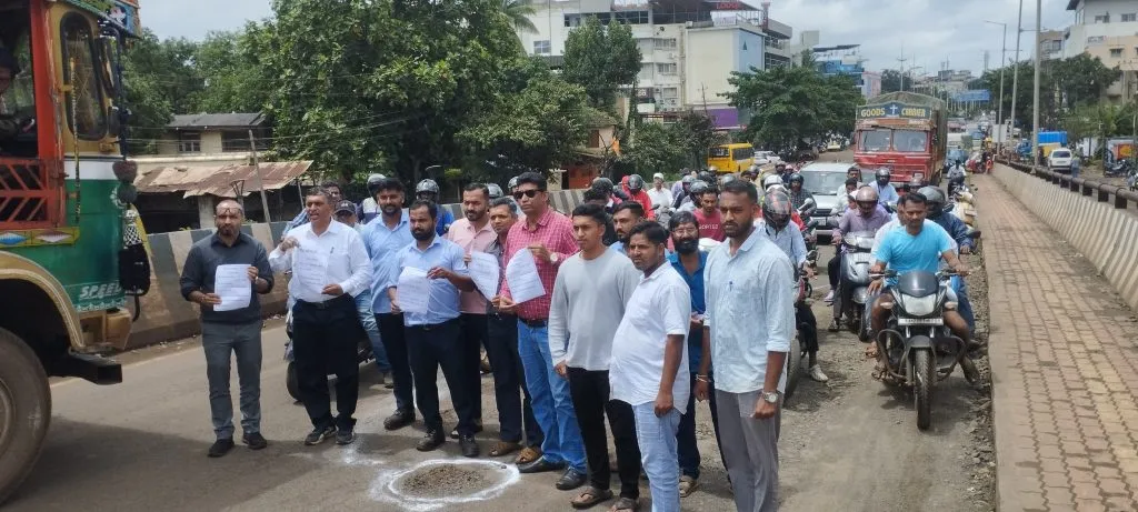 रेल्वेउड्डाणपुलावरील खड्ड्यांचा अनोखा निषेध Unique protest against potholes on railway-airport bridge