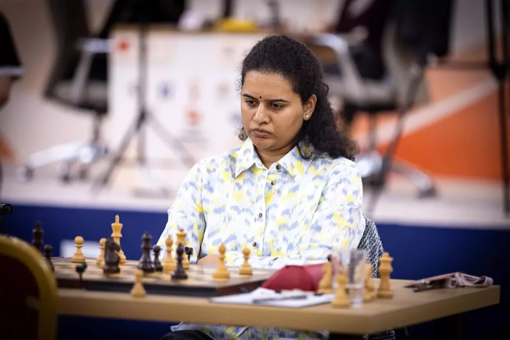 दिव्या देशमुख, कोनेरू हंपी उपांत्य फेरीत Divya Deshmukh, Koneru Humpy enter semi-finals