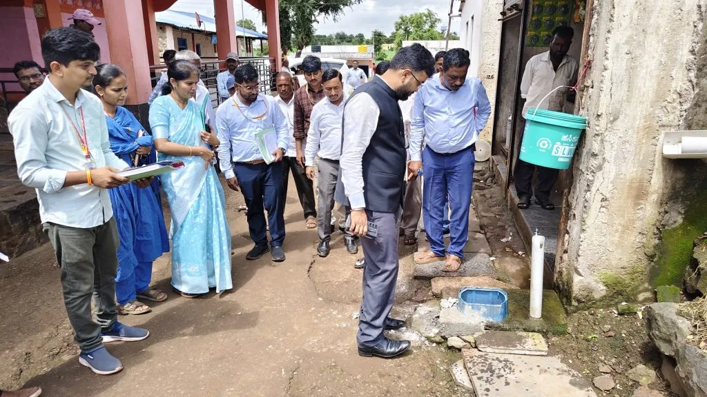 District Pt. CEO Rahul Shinde visits Hukkeri