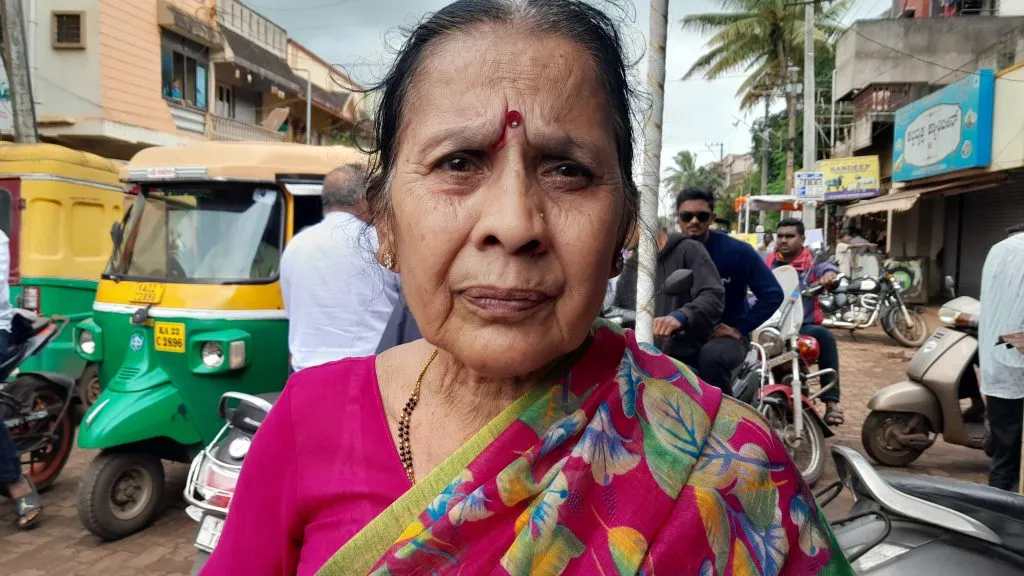 मंगाईदेवी यात्रेत महिलेच्या गळ्यातील मंगळसूत्र लंपास Mangalsutra from woman's neck falls off during Mangai Devi Yatra