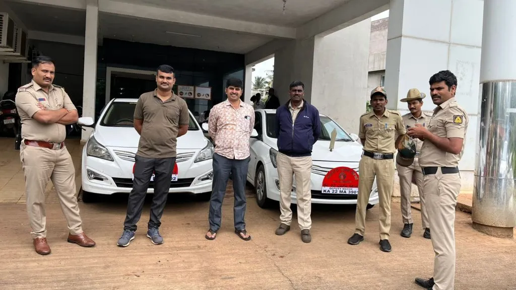 महापौरांच्या वाहनाला पोलीस बंदोबस्त Police security for the mayor's vehicle
