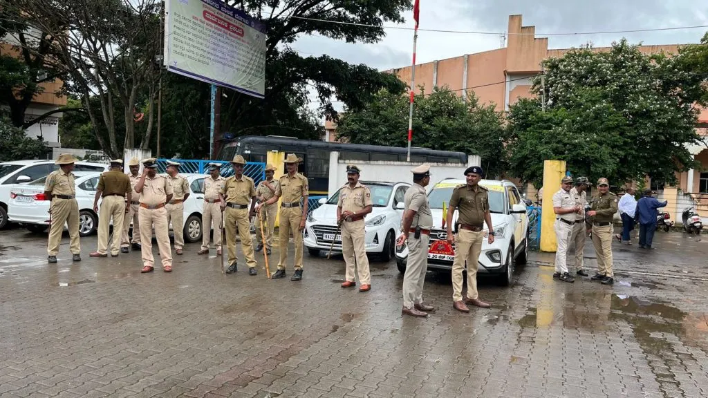 कन्नड संघटनेच्या कार्यकर्त्यांचा महापालिकेत धुडगूस Workers of Kannada organization riot in Municipal Corporation