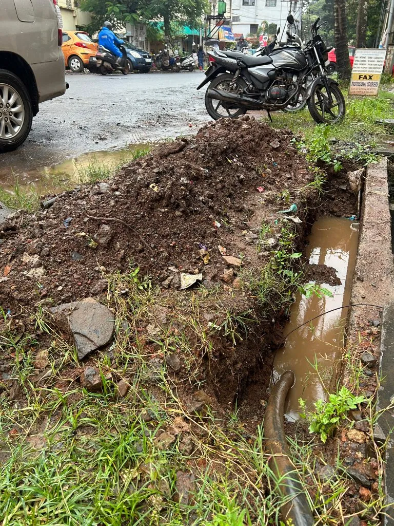 Citizens demand HESCOM to fill the pothole at New Goodsshed