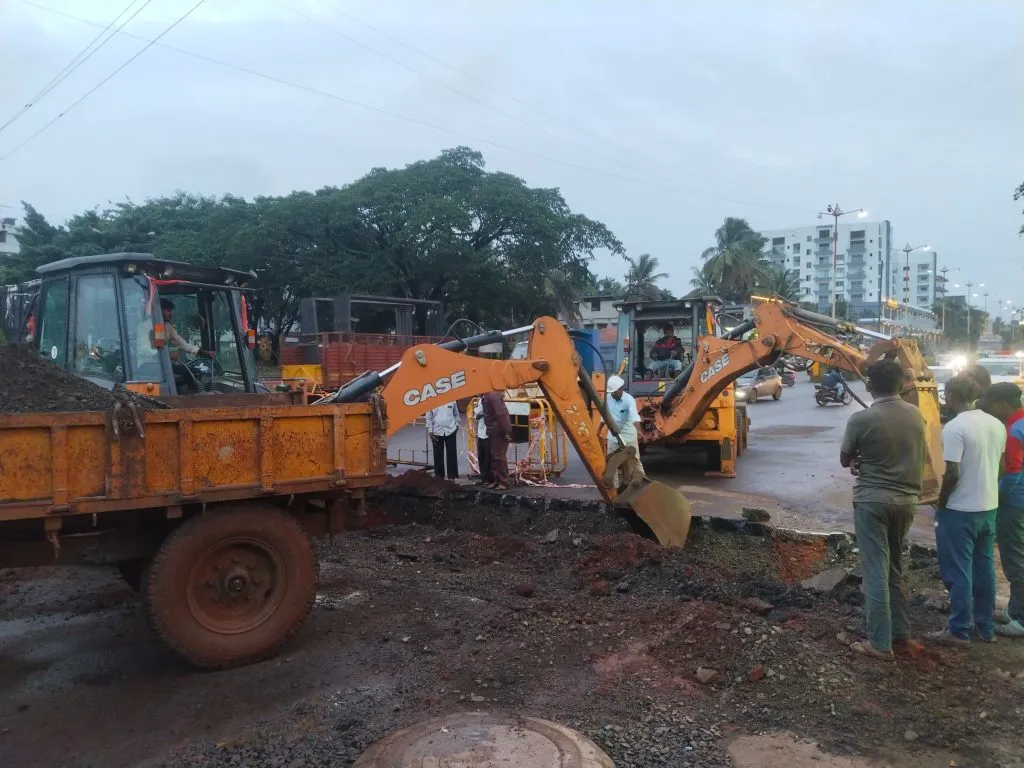 केबलसाठी उद्यमबाग परिसरात पाईप बसविण्यास सुरुवात Pipe installation for cables begins in Udyambagh area