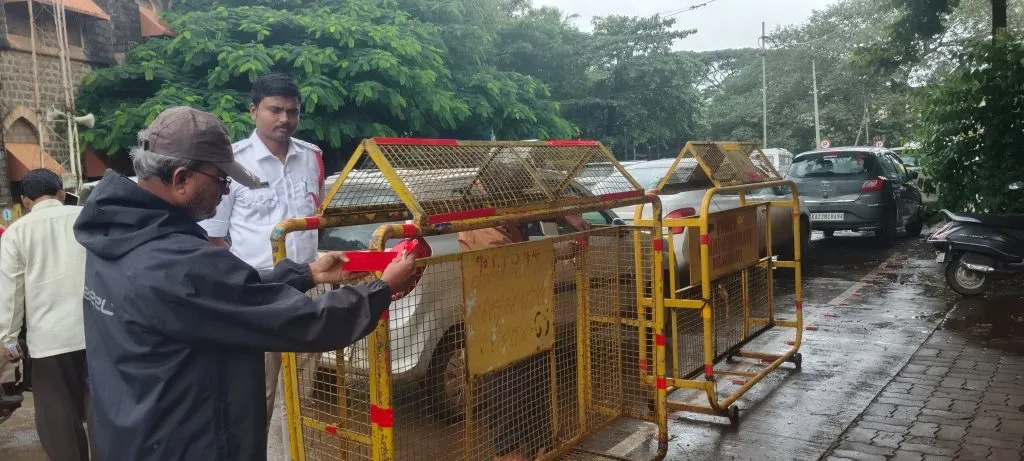Traffic police take initiative to add reflectors to dangerous barricades