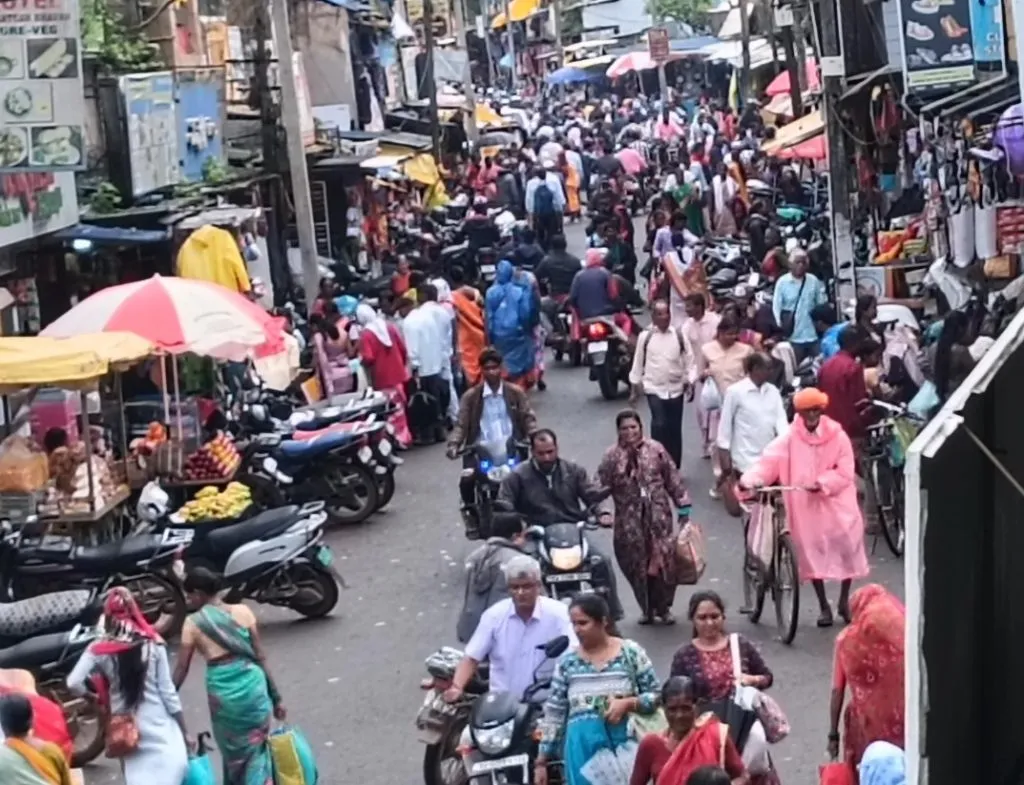 Crowds in the market for shopping on the occasion of Nag Panchami in Khanapur