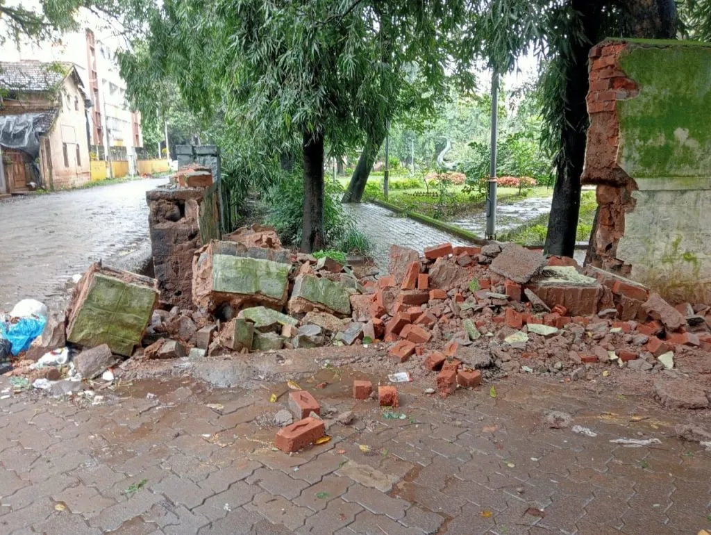 The protective wall of the Science Park in Tilakwadi collapsed.