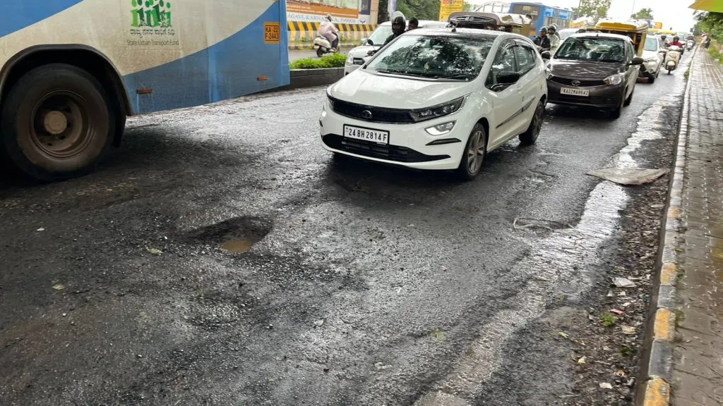 Potholes on Gogate Circle flyover