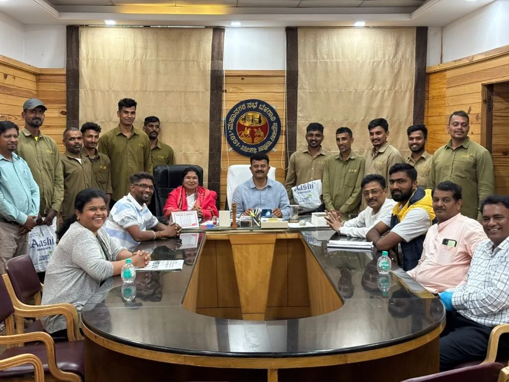 महापालिकेकडून माळींना रेनकोटचे वितरण Municipal Corporation distributes raincoats to gardeners