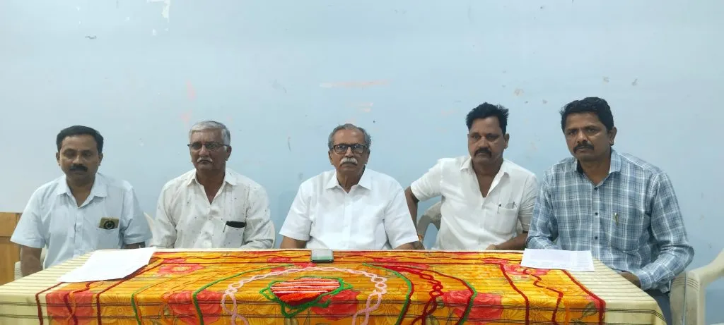 कारखाना वेतन करारावरील स्थगिती उठवावी The moratorium on factory wage agreements should be lifted.