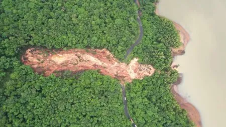 काळी नदीवरील कद्रा-कोडसळ्ळी रस्त्यावर कोसळली दरड A landslide occurred on the Kadra-Kodsalli road on the Kali River.