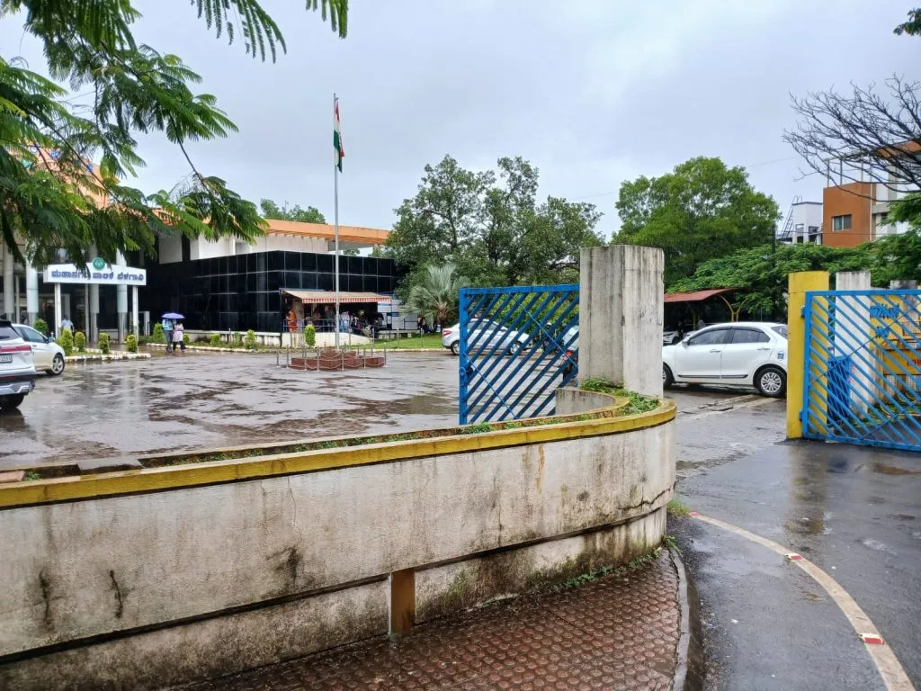 Signs in all three languages ​​at the entrance of the Municipal Corporation have disappeared.