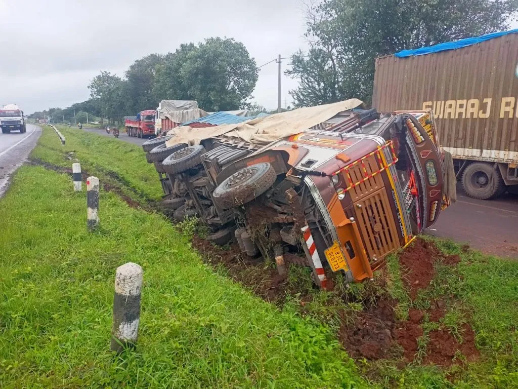 Truck loses control near Halgaon and overturns on service road