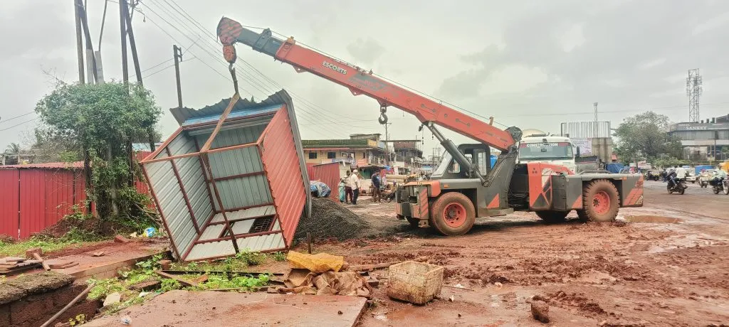 Encroachments in Lanja were removed under police protection