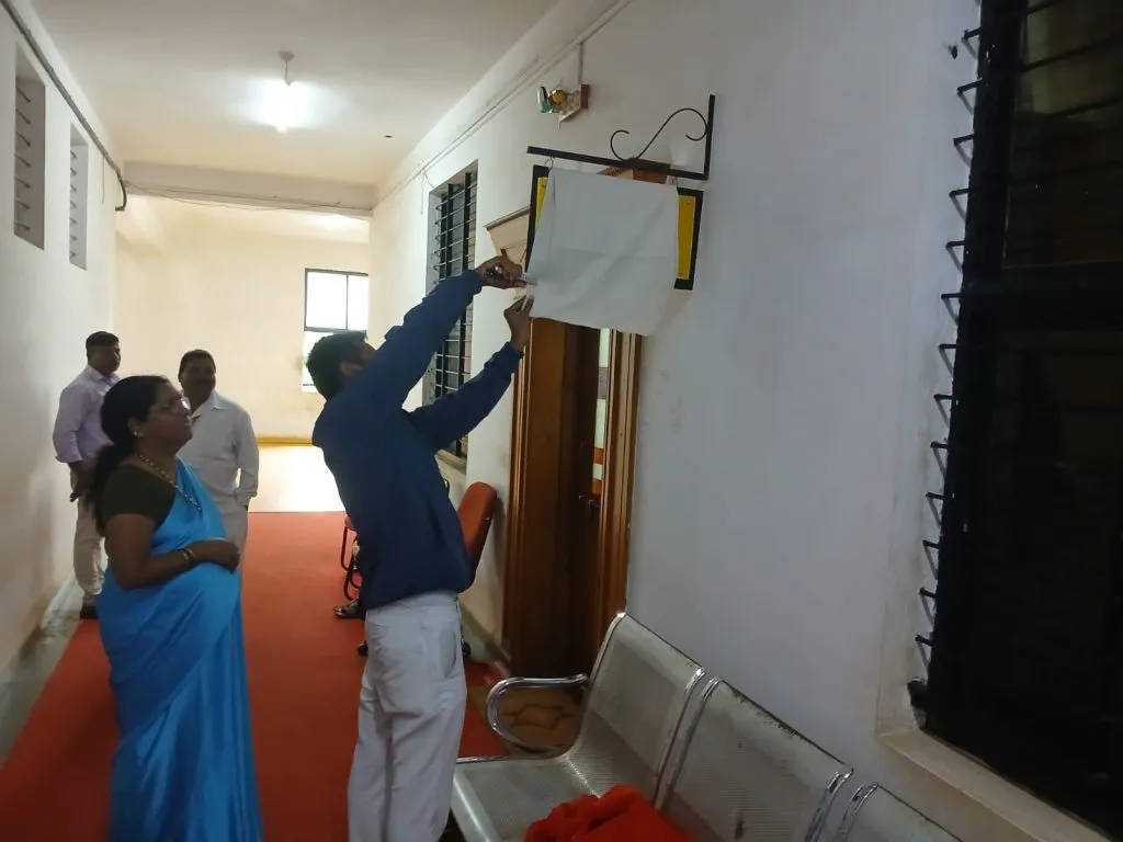महापौर कक्षाबाहेरील नामफलक अखेर झाकला The nameplate outside the mayor's office was finally covered.