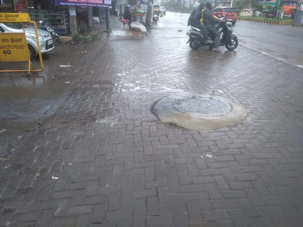 देशमुख रोडवरील सांडपाण्यामुळे व्यावसायिकांतून संताप Businessmen angry over sewage on Deshmukh Road