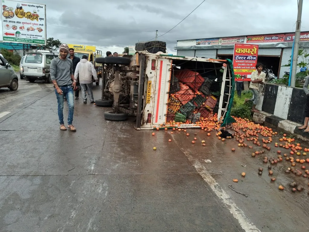 टोमॅटो टेम्पोची चार गाड्यांना धडक Tomato tempo collides with four vehicles