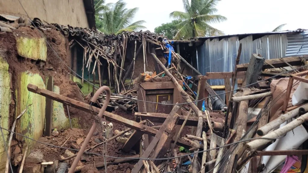 चव्हाट गल्लीत घर कोसळून नुकसान Damage caused by collapse of house in Chavat Gali