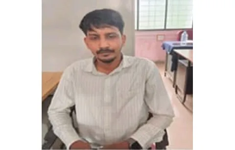 Surveyor caught red-handed while accepting bribe