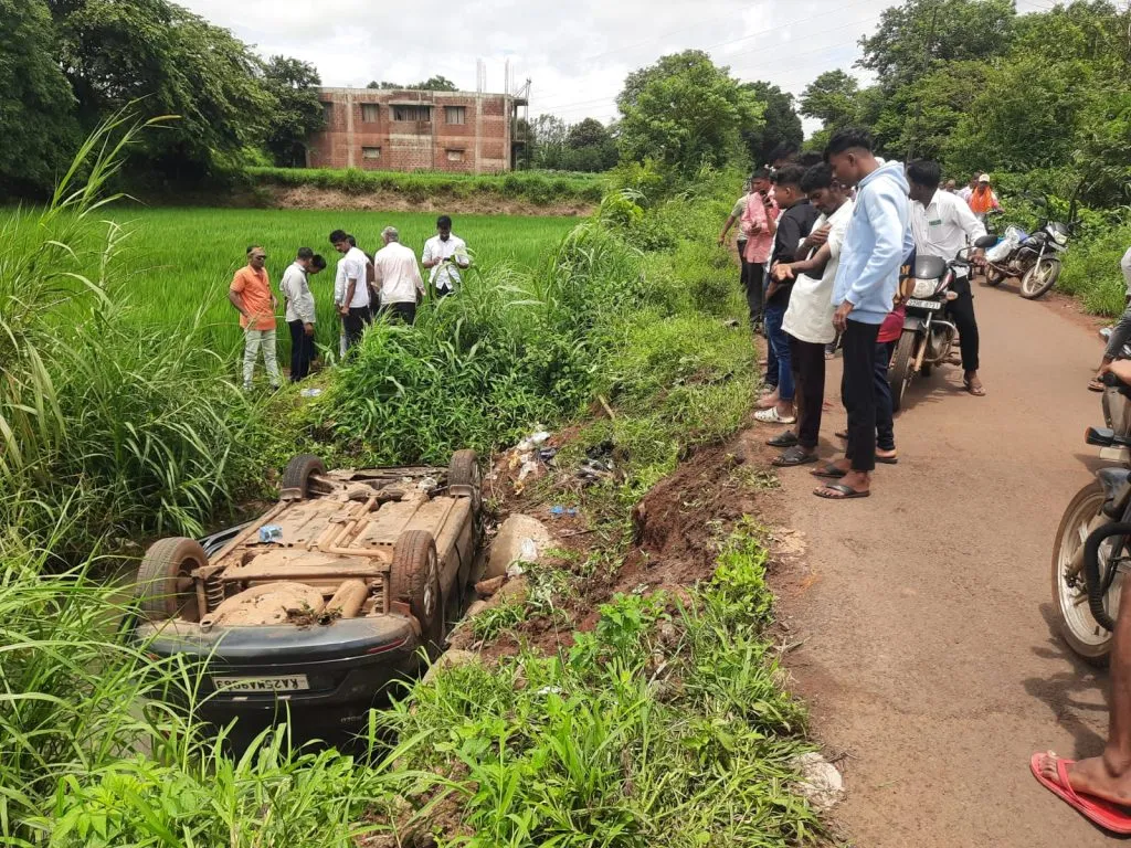 बेनकनहळ्ळी-सावगाव रस्त्यावरील नाल्यावर पूल उभारण्याची मागणी Demand to construct a bridge over the drain on Benakanahalli-Savgaon road