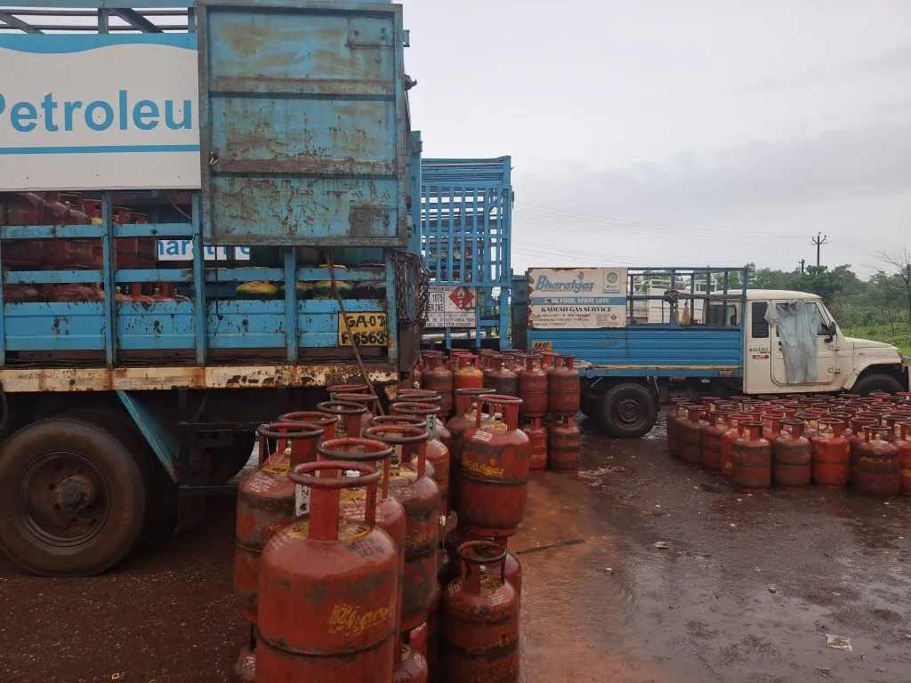 ‘एलपीजी’ काळ्याबाजाराचा पर्दाफाश LPG black market exposed