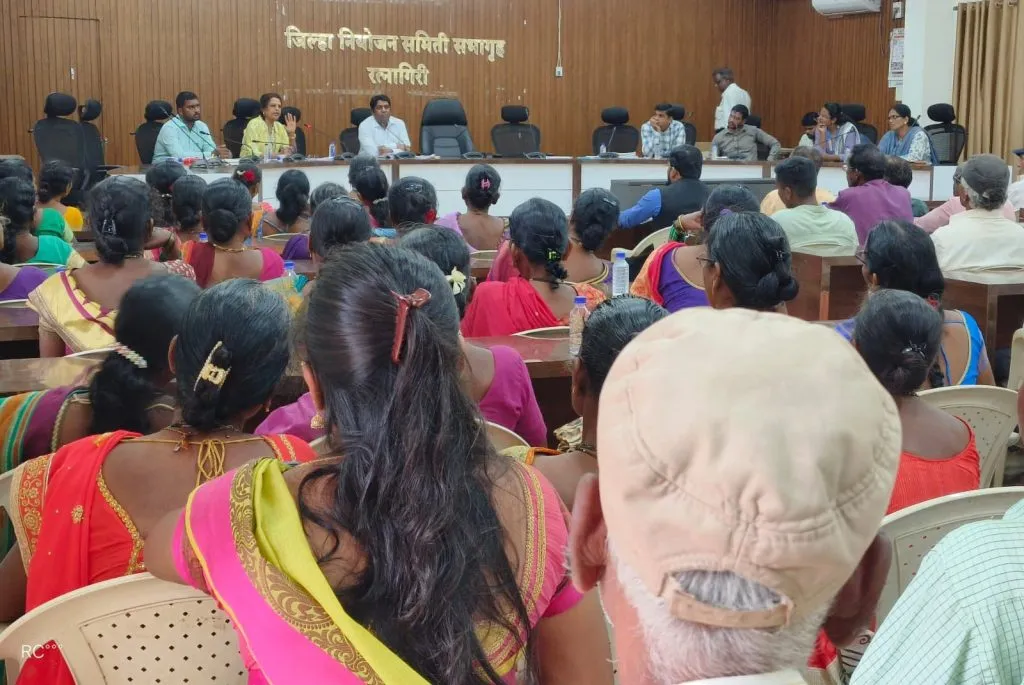 आमच्या जमिनी कवडीमोलाने द्यायच्या नाहीत! We will not give away our land for a pittance!