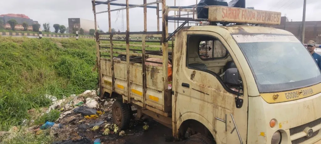 महामार्गाजवळ कचरा ओतणाऱ्या टेम्पोवर मनपाची दंडात्मक कारवाई Municipal Corporation takes punitive action against tempos dumping garbage near the highway