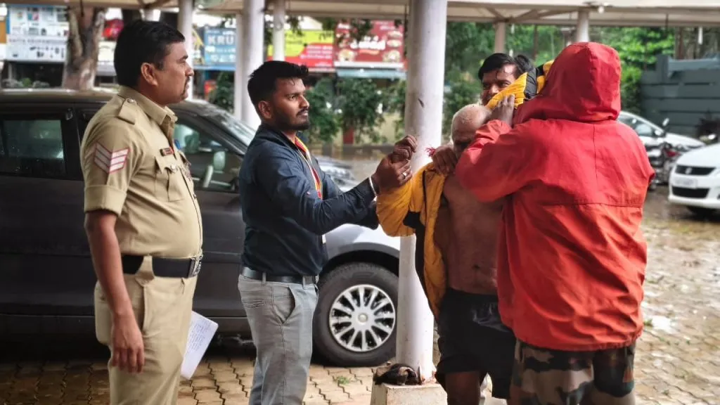 Police-social workers help an elderly person