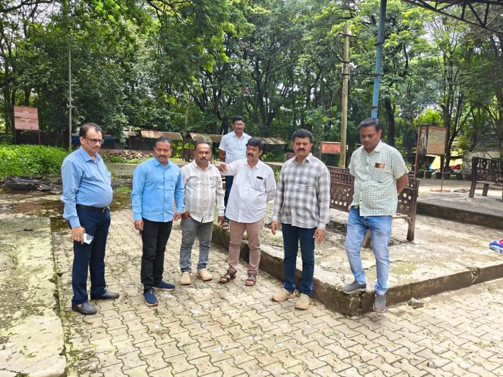 Install a shed-cremation urn in Shahapur cemetery