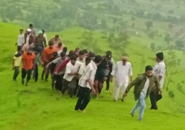 Car plunges 300 feet into a gorge on Sadawaghaapur road