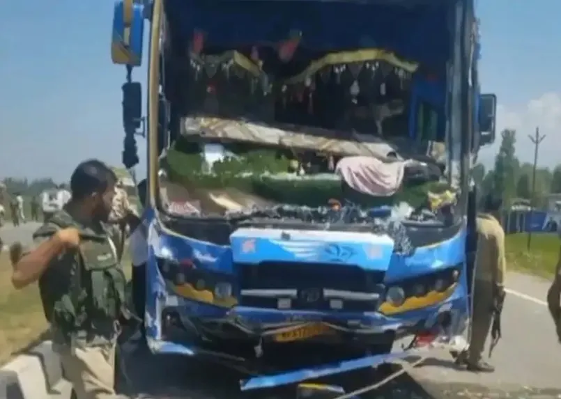 अमरनाथ यात्रेदरम्यान तीन बसची धडक Three buses collide during Amarnath Yatra