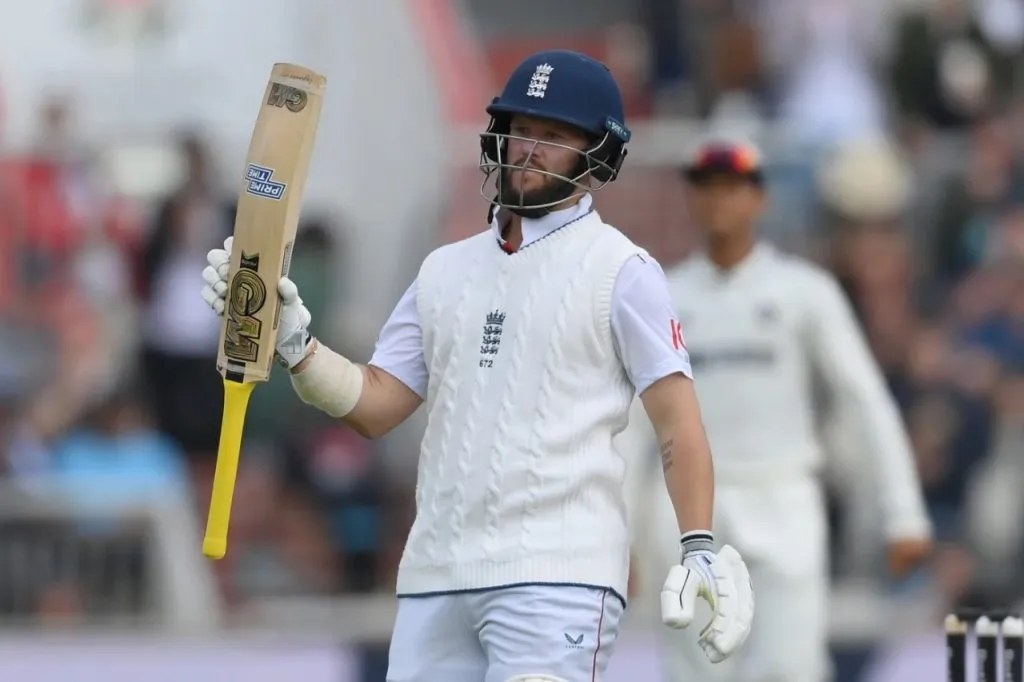 England's strong counterattack, Crawley, Duckett miss centuries