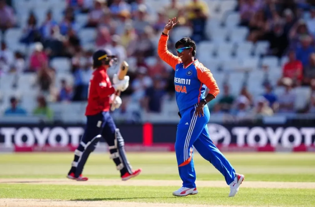 इंग्लंड महिला संघाचा 5 धावांनी विजय England Women's Team won by 5 runs