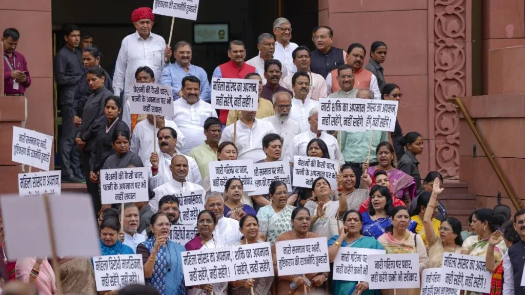 BJP MPs protest in support of Dimple Yadav