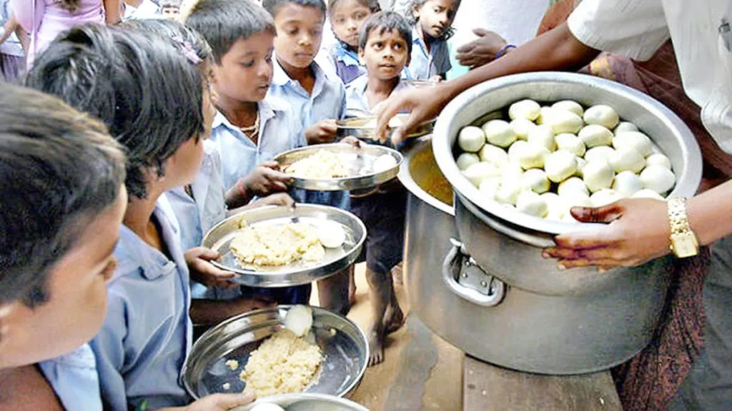 शाळांमधील अंड्यांच्या वाढत्या मागणीमुळे तिढा Rising demand for eggs in schools causes panic