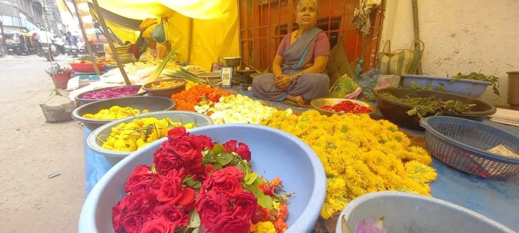 फुलांचे दर कोमजले, श्रावणात बहरणार Flower prices have wilted, expected to bloom in Shravan