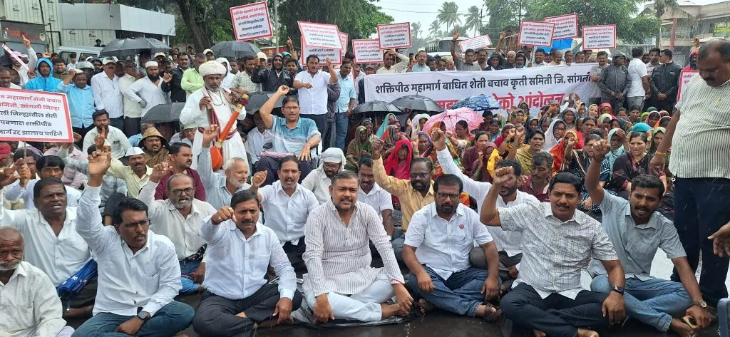 Protest against the Shaktipeeth: Highway blocked amid heavy rain