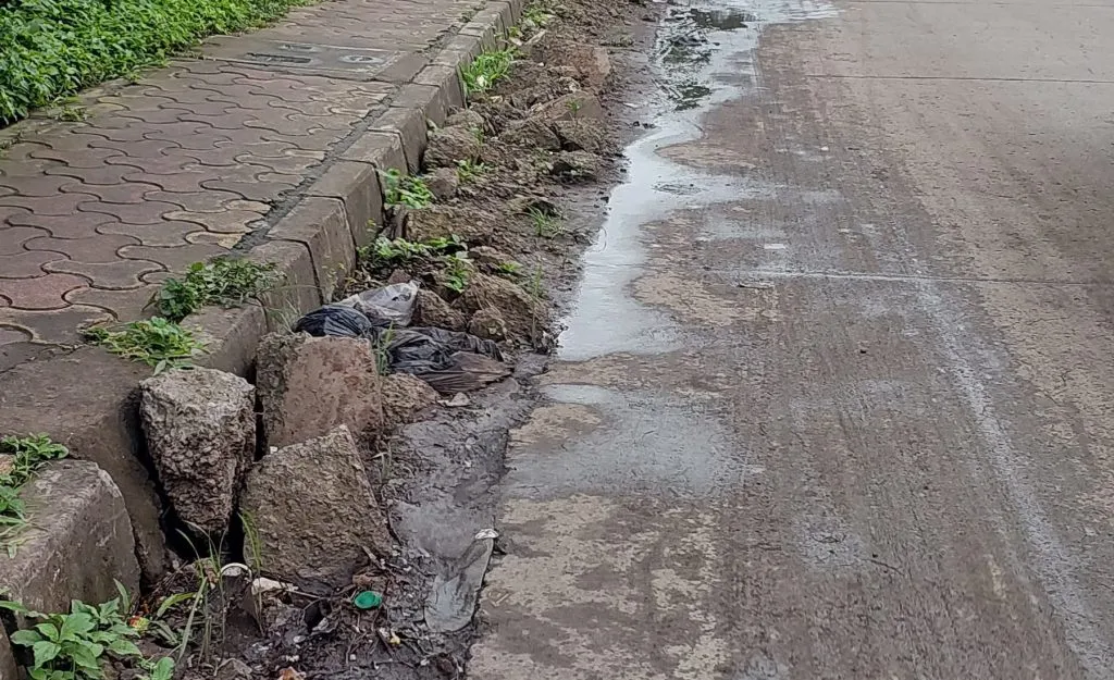कळंबा रस्त्याची दूरवस्था Poor condition of Kalamba road