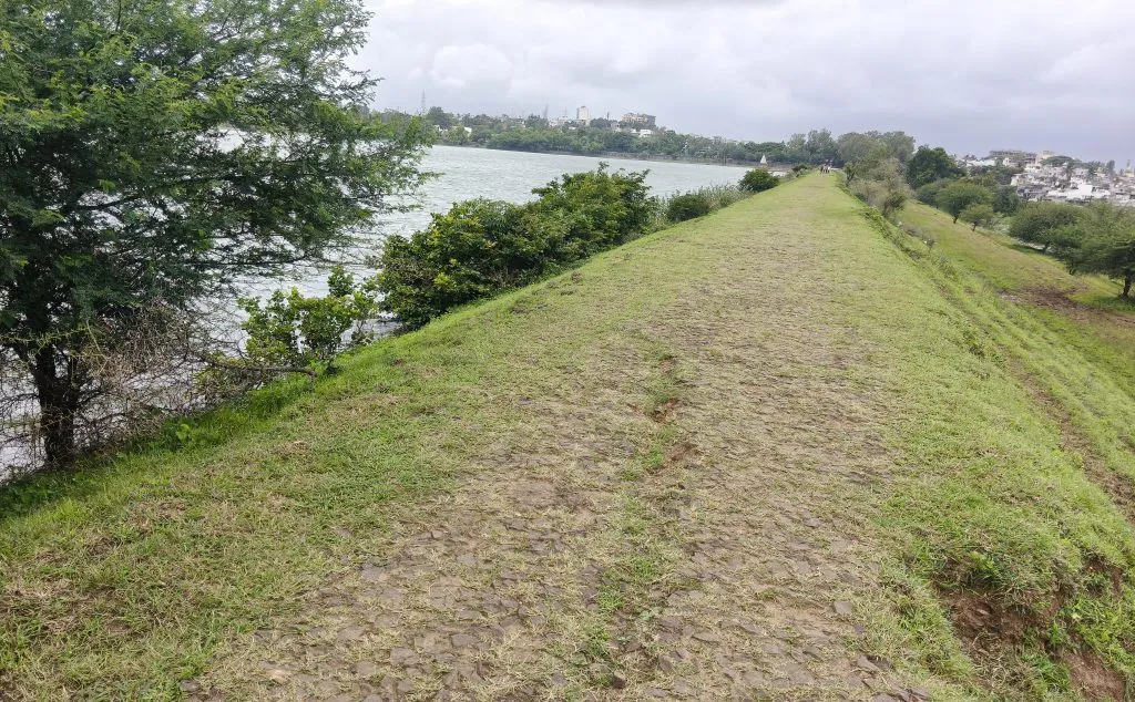 कळंबा तलावाची तटबंदी धोक्यात Kalamba Lake’s embankment at risk