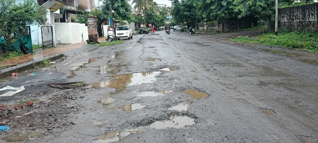 रेड्याची टकरी ते एनसीसी भवन मार्गावरील रस्त्याची चाळण The road from Redya Chi Takri to NCC Bhavan is full of potholes